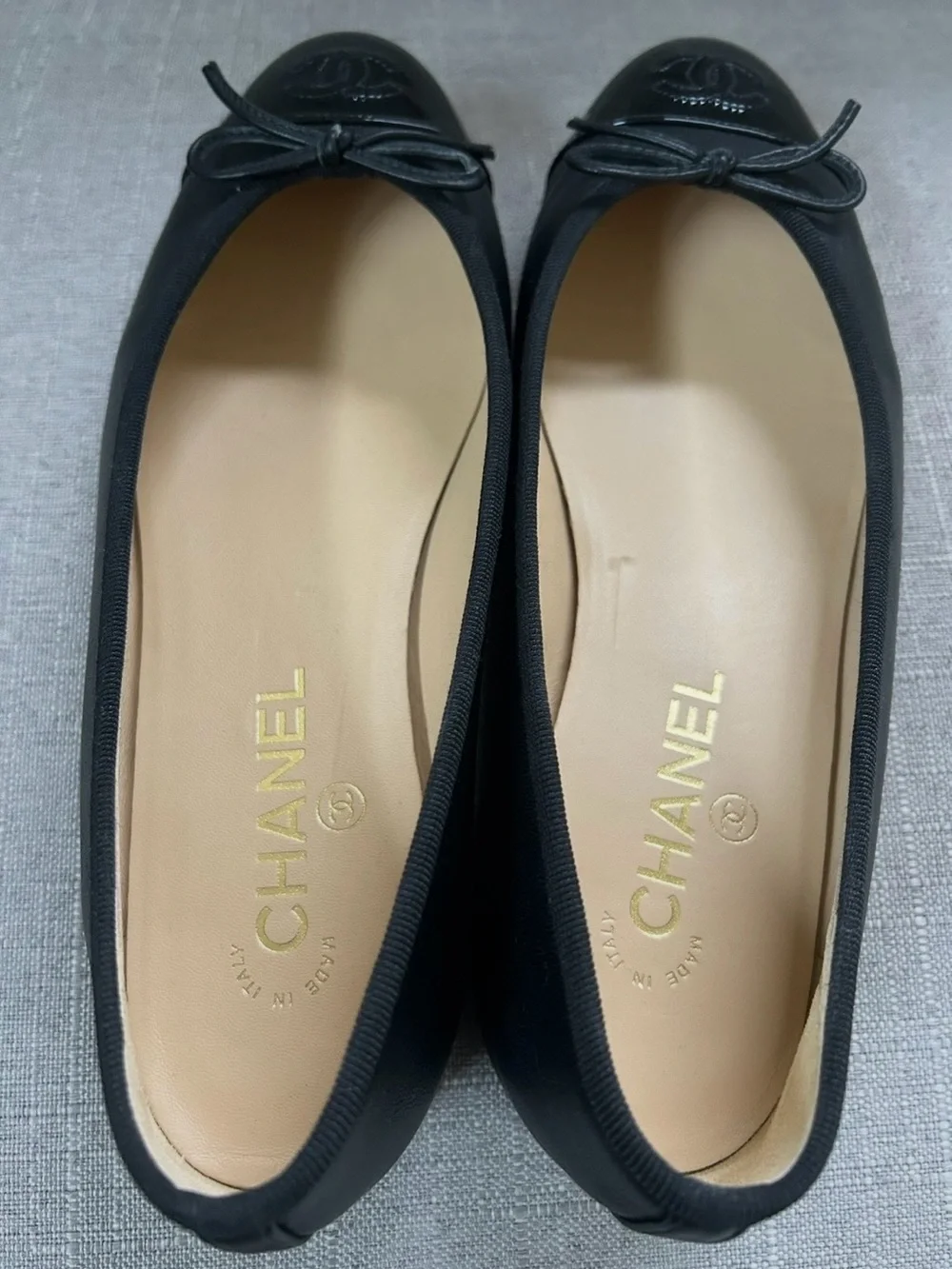 CHANEL Black Leather Ballet Flats with Patent Cap-Toe and CC Emblem 39H/B 39 1/2